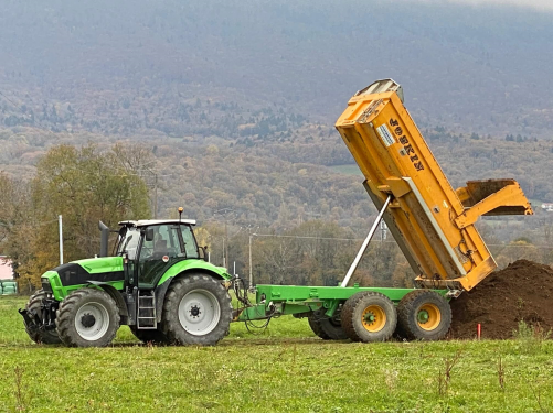 Vue sur un tracteur benne de l'entreprise Perard Services, paysagiste dans le Pays de Gex